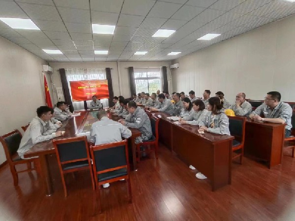 【理論宣講】鑫巖石料開展“凝聚思想偉力，助推強(qiáng)工興產(chǎn)”宣講活動