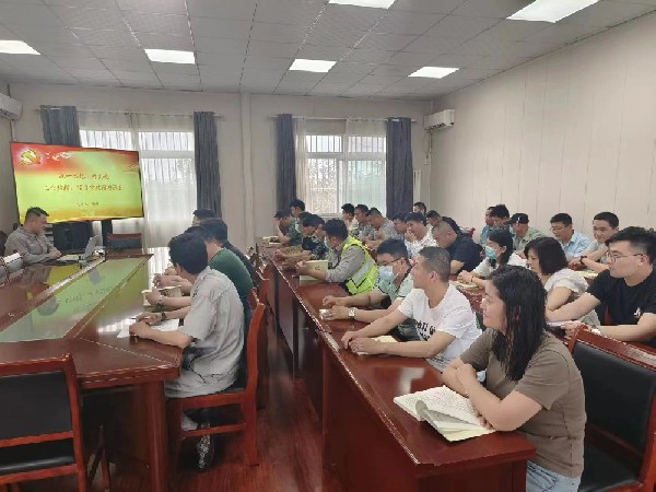 【理論宣講】鑫巖石料開展“統(tǒng)一思想，為實現(xiàn)工業(yè)倍增、項目突破增磚添瓦”宣講活動