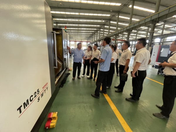 ?？怂咕軝C(jī)床公司來魯機(jī)公司進(jìn)行技術(shù)交流