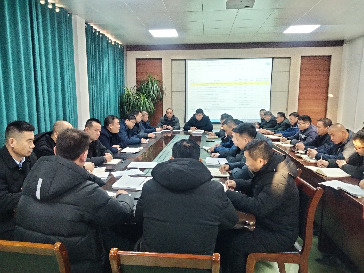 級(jí)索煤礦組織召開安全生產(chǎn)專題會(huì)議