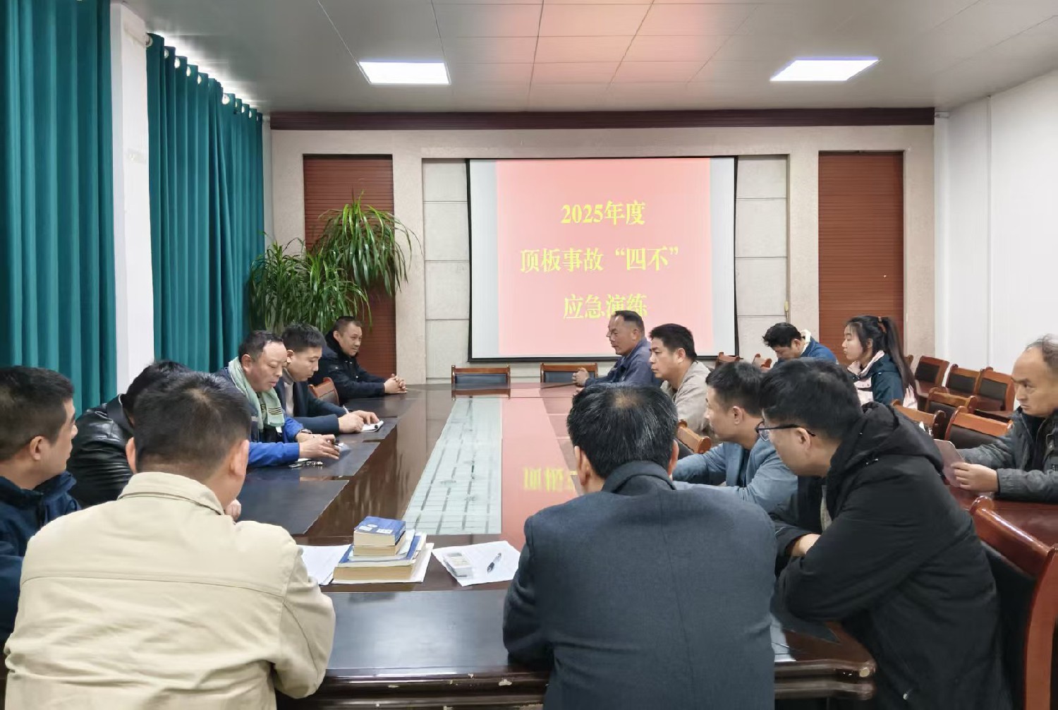 級索煤礦成功以“四不”方式開展頂板事故應(yīng)急演練