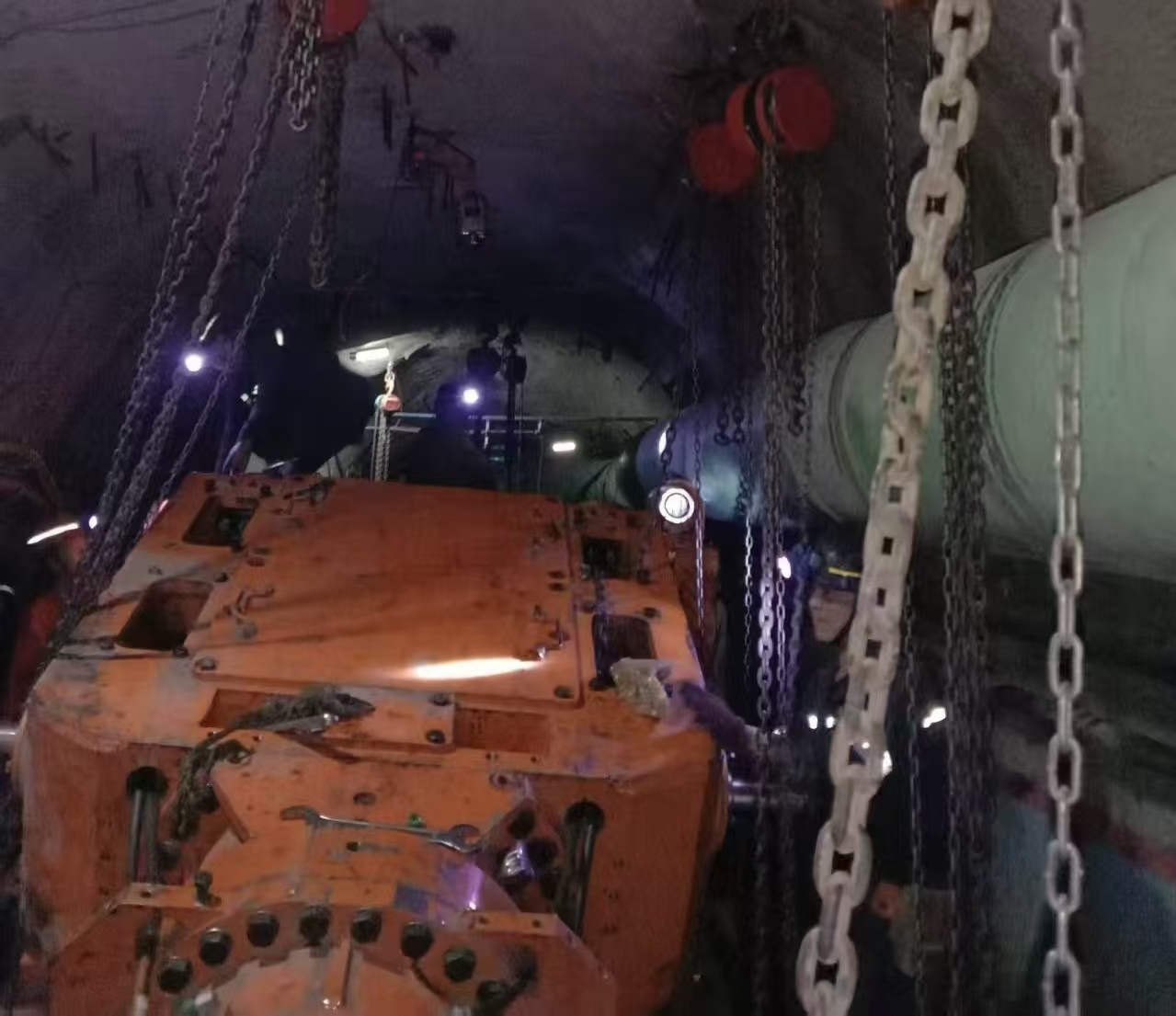 金達煤礦大型綜掘機轉(zhuǎn)運安裝任務圓滿完成